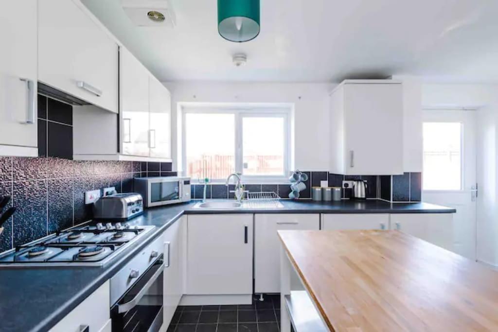 Spacious 5 Bedroom Home Hosted By Mcr Dens 曼彻斯特 外观 照片